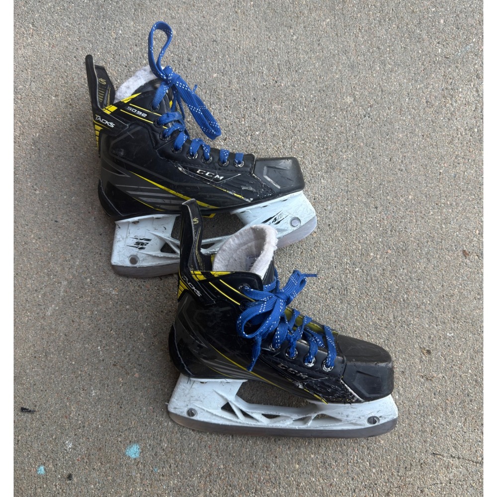 CCM Tacks 4092 Ice Hockey Skates‎ Youth Size 3 Black Yellow Blue Laces - Picture 2 of 5